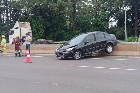 Saída de pista deixa carro sobre mureta da BR-386, em Lajeado