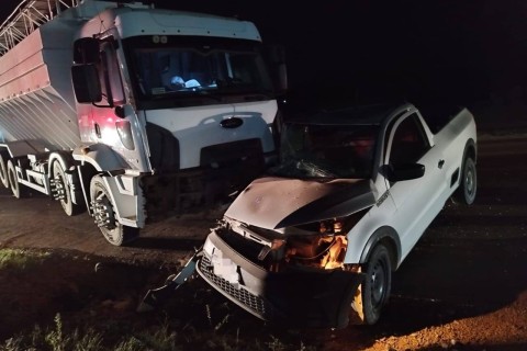 Caminhão de Arroio do Meio se envolve em acidente de trânsito na BR-386 em Soledade