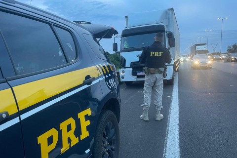 Motorista bêbado: oito latas de cerveja consumidas são encontradas na cabine de caminhão na BR-290