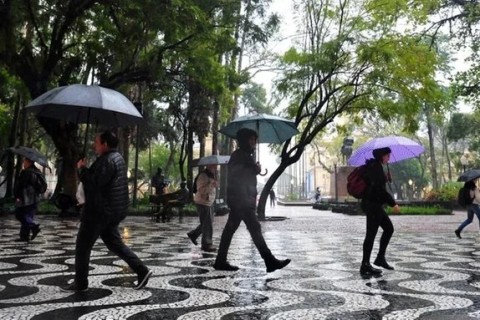 Onda de tempestades tem risco de formação de tornados, alerta Metsul
