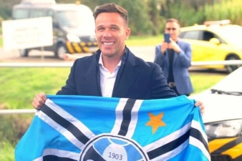 Arthur chega a Porto Alegre para assinar contrato com o Grêmio