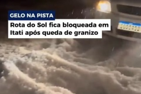 Carro atola em gelo acumulado na Rota do Sol, em Itati