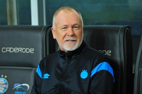 Grêmio anuncia saída do técnico Mano Menezes