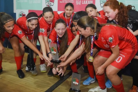 Atletas do Baile de Monique buscam apoio para participar de competição no Paraná após golpe sofrido