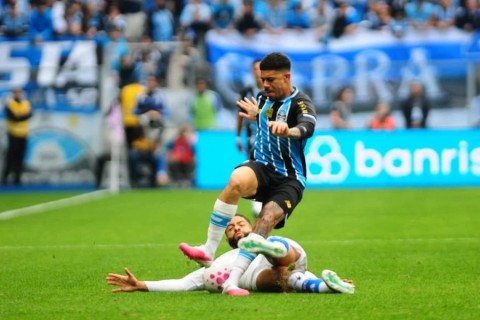 Lateral sofre lesão muscular e vira desfalque no Grêmio
