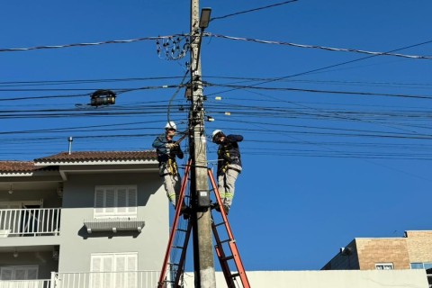 Projeto Poste Limpo começa retirada de fiação excedente