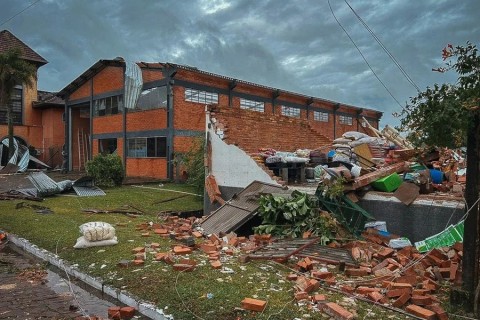 Destelhamento, queda de internet e suspensão de aulas: como foi o primeiro dia do ciclone no RS