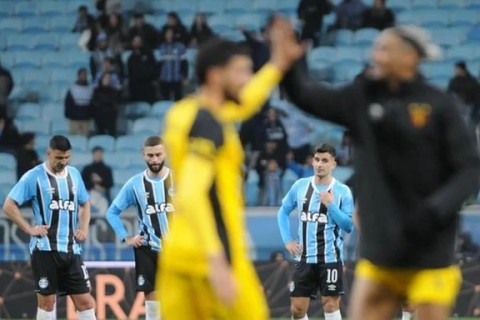 Grêmio sofre derrota melancólica para o lanterna Sport e recebe muitas vaias na Arena