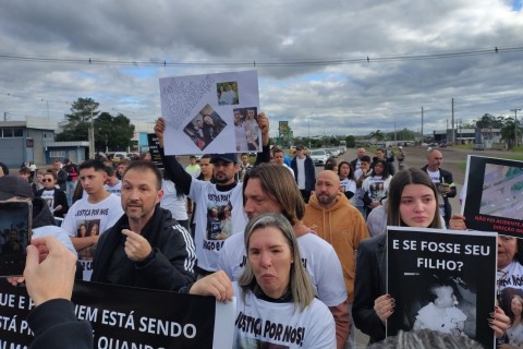 Protesto cobra justiça e mais segurança na ERS-130 após morte de jovem