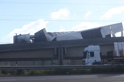 Caminhão tomba na alça de acesso da BR 448, em Porto Alegre