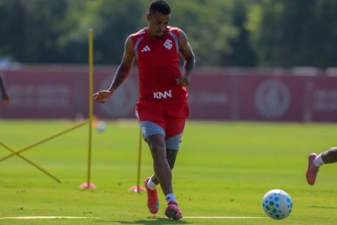 Metas distantes e alto custo colocam futuro de Alerrandro em dúvida no Inter