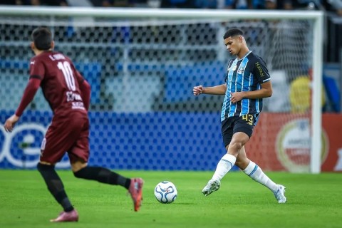 Zagueiro do Grêmio sofre lesão muscular nas duas coxas
