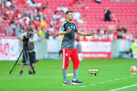 Ciente da realidade, Pezzolano mira mais alternativas no elenco do Inter