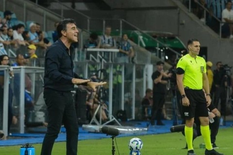 Quinteros reconhece Grêmio "inferior na marcação por 20 minutos", mas nega problemas defensivos