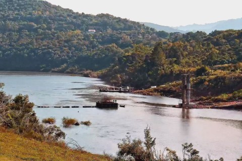 Balsa com perfuratriz inicia os trabalhos de construção da ponte entre Santa Tereza e São Valentim do Sul